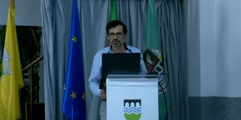 Engenheiro Ricardo Sousa da AINTAR apresenta Plano Estratégico de Saneamento na sessão da Assembleia Municipal, realizada em Candosa