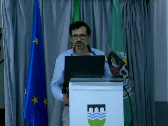 Engenheiro Ricardo Sousa da AINTAR apresenta Plano Estratégico de Saneamento na sessão da Assembleia Municipal, realizada em Candosa